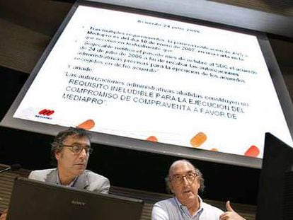 El máximo responsable de Mediapro, Tatxo Benet, junto a Jaume Roures, que ha salido del grupo audiovisual, en una fotografía de archivo.