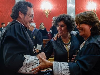 El fiscal general del Estado, Álvaro García Ortiz, con su predecesora, Dolores Delgado, y la teniente fiscal del Supremo, María Ángeles Sánchez Conde, tras su toma de posesión, en septiembre de 2022.