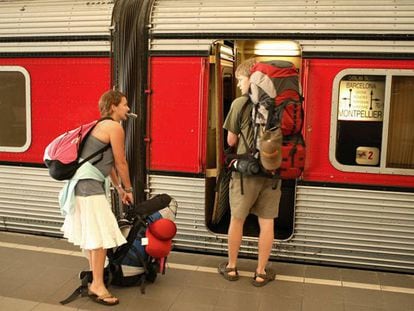 Una pareja sube a un tren en Montpellier (Francia). GETTY IMAGES / VÍDEO: ATLAS