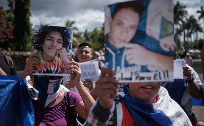 Opositores protestan por la liberación de presos políticos en el atrio de la Catedral de Managua.