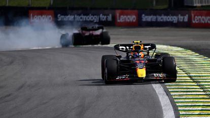 Checo Pérez, abordo de su Red Bull, deja atrás a Charles Leclerc, quien perdió el control del Ferrari.