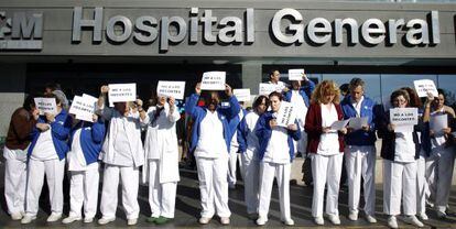 Protestas del personal sanitario ante los recortes a las puertas del Hospital La Paz de Madrid. / Alvaro García