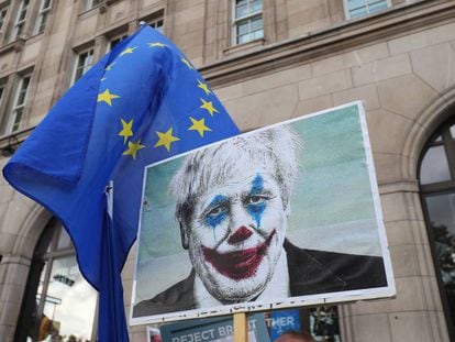 Pancarta en una manifestación en Londres frente al Parlamento británico, con Boris Johnson caricaturizado como el Joker.