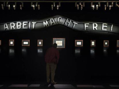 Una sala de la exposición, con el cartel de la entrada del campo de Auschwitz, en el que se lee "El trabajo os hará libres"