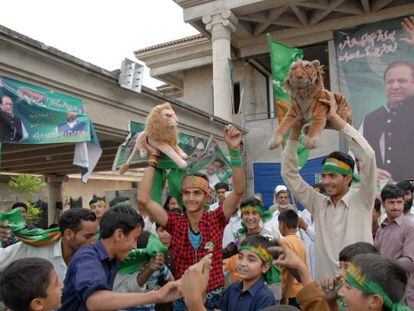 Un grupo de partidarios celebra la victoria de Nawaz en Islamabad.