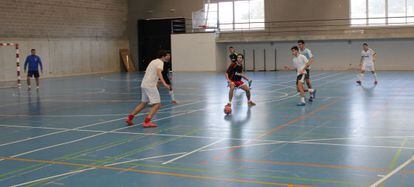 Partido de f&uacute;tbol sala sin &aacute;rbitro en la UPO.