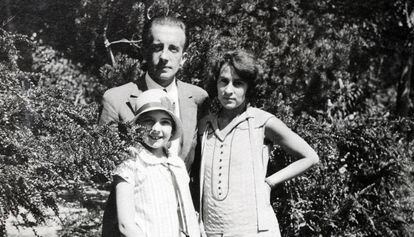 Cécile con Paul Éluard, su padre, y Gala, su madre.