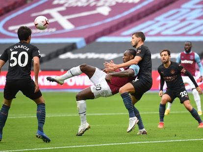 Michail Antonio remata a la media vuelta ante la marca de Días.