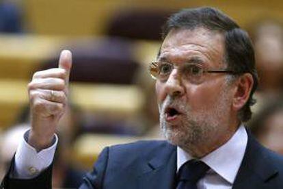 El presidente del Gobierno, Mariano Rajoy, interviene durante la sesión de control al Gobierno celebrada el martes, 22 de abril de 2014, por el pleno del Senado, en Madrid .