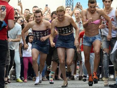 Participantes en la carrera de tacones con motivo del Orgullo Gay.