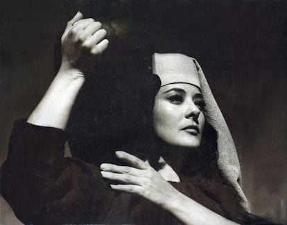 Silvia Pinal during her performance in 'Simón del Desierto', by Luis Buñuel.