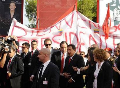 El presidente de Venezuela, Hugo Chávez (centro), y el cineasta Oliver Stone (a su derecha), antes de la proyección del documental <i>South of the border.</i>
