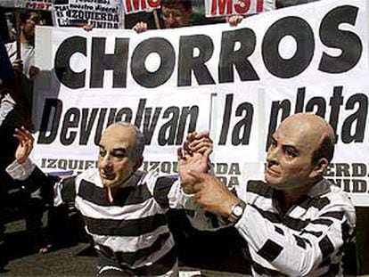 Manifestantes disfrazados como el ex presidente de la Rúa  y el ex ministro Cavallo en Buenos Aires