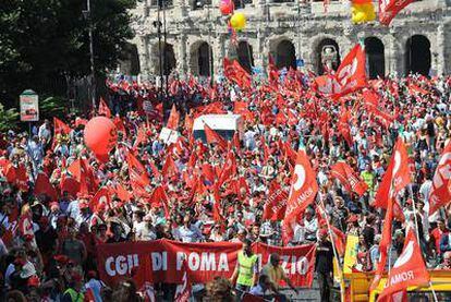 Miles de personas se manifestaron ayer en Roma en una protesta organizada por la Confederación General de Trabajadores Italianos.