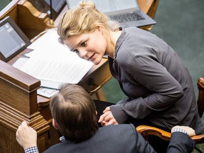 La líder de la Lista Unitaria, Johanne Schmidt Nielsen, durante la votación.