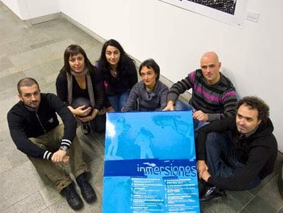 De izquierda a derecha, el comisario de <i>Inmersiones,</i> Iñaki Larrimbe; Ana Valdeolivas, Anabel Quincoces, la diputada López de Lacalle, Ibon Sáenz de Olazagotia y Natxo Rodríguez, ayer en Vitoria.