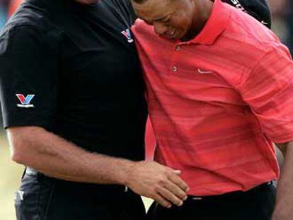 Tiger Woods, a la derecha, llora sobre el hombro de Steve Williams, su <i>caddie.