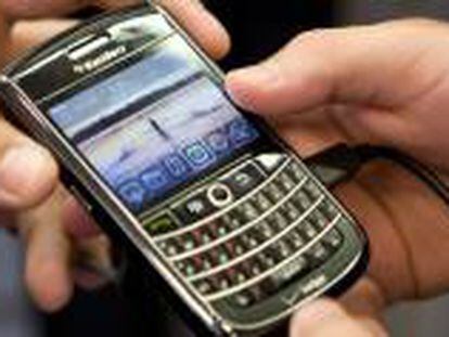 Un cliente de Verizon Wireless muestra su Blackberry