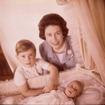 La reina, el 13 de junio de 1964, con sus dos hijos pequeños, Andrés y Eduardo, entonces recién nacido.
