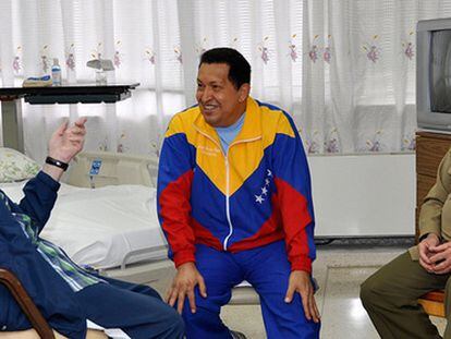 Hugo Chávez, entre Fidel y Raúl Castro, en el hospital de La Habana donde convalece.