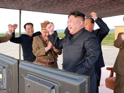 Kim Jong-un, segundo por la derecha, celebra tras una prueba de misiles de largo alcance en una imagen difundida el 16 de septiembre de 2017.