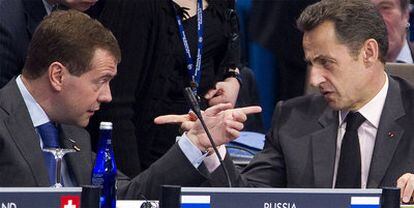 El presidente ruso, Dmitri Medvédev, y su homólogo francés, Nicolas Sarkozy, discuten durante la cumbre de Washington.