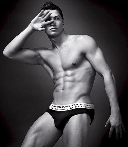 Cristiano Ronaldo es la nueva imagen para la campaña de ropa interior de Emporio Armani. La estrella del Real Madrid, que también publicitará la línea Armani Jeans, sustiuye a un antiguo madridista, David Beckham. La campaña, que también la protagoniza Megan Fox, se lanzará en febrero.