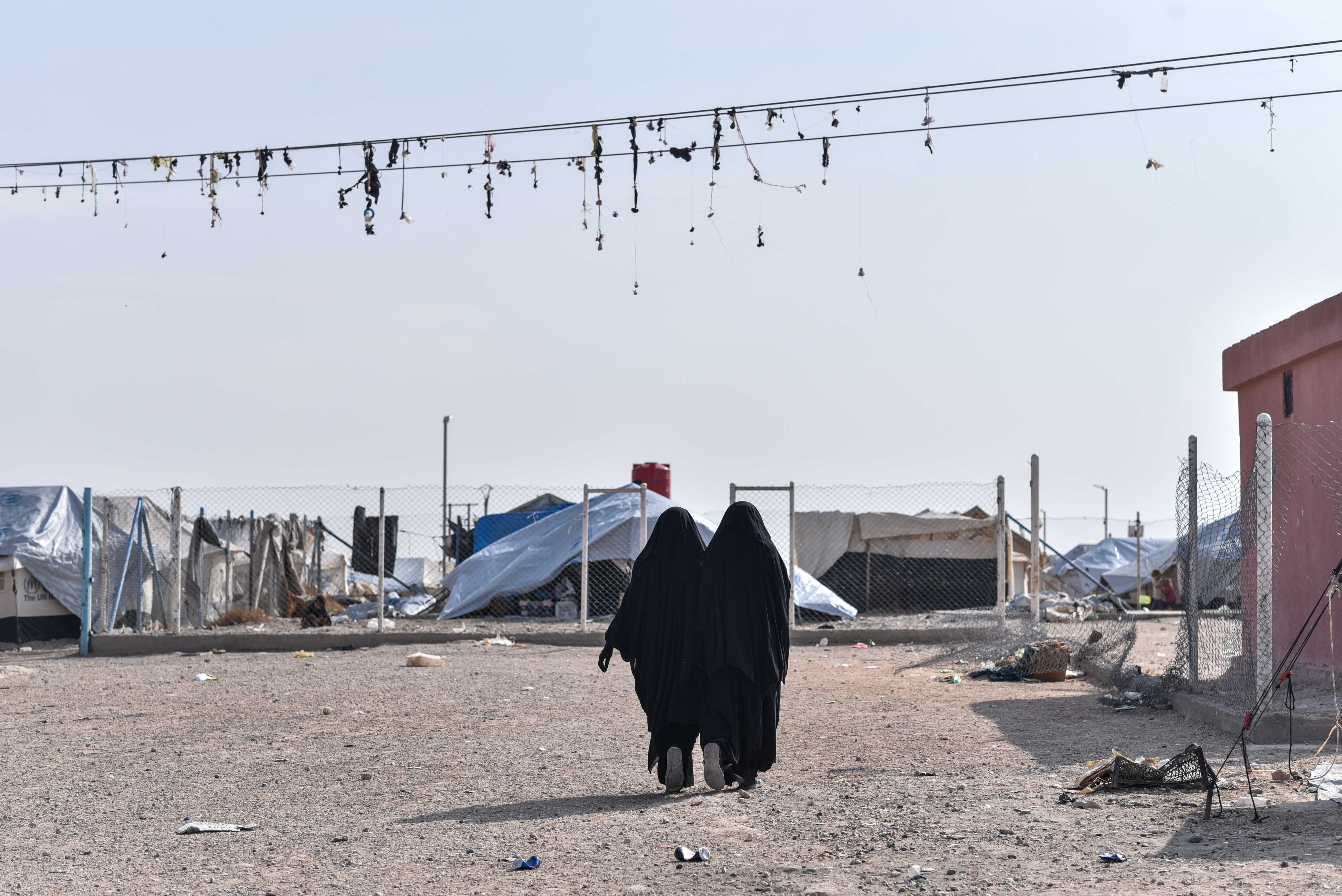 Dos mujeres caminan por el anexo de las extranjeras del campo Al Hol en el noreste de Siria.