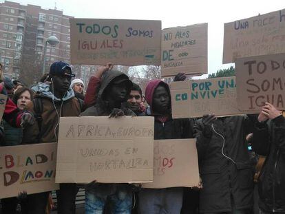 Vecinos del barrio madrileño Hortaleza en una concentración en defensa de los niños migrantes, el pasado mes de diciembre.
