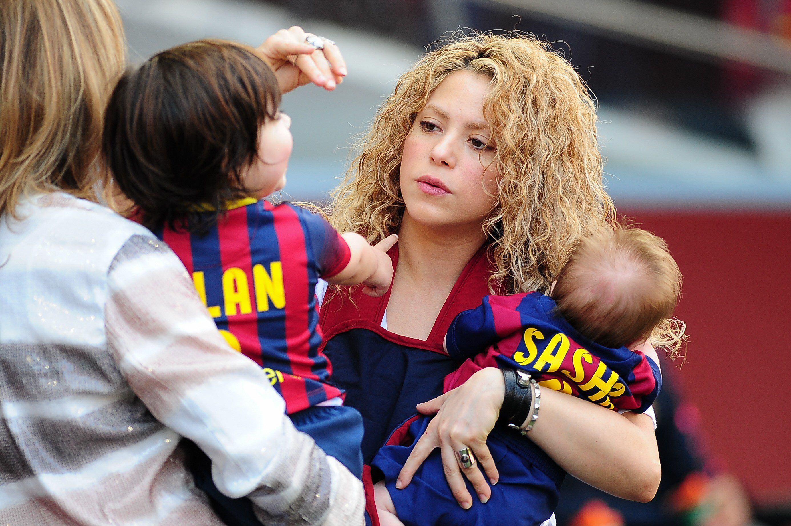 Shakira, con sus dos hijos, en un partido del Barça contra el Valencia en el Camp Nou, en abril de 2015.
