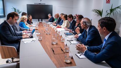 La vicepresidenta primera del Gobierno en funciones, Nadia Calviño (a la izquierda, en el centro), durante la reunión con los principales presidentes y consejeros delegados de la banca española, el lunes.