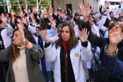 Varios manifestantes exigen la mejora de la Atención Primaria en la sanidad pública, frente a la Asamblea de Madrid, el 1 de diciembre.