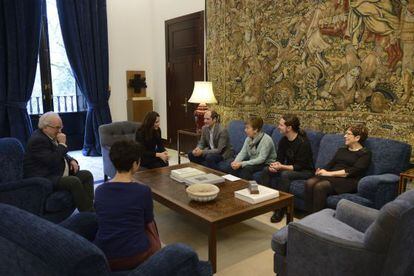 Encuentro entre la presidenta del Parlamento vasco y los representantes de Lokrri.
