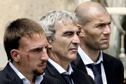 Ribéry, Domenech y Zidane, tras la final del Mundial de 2006.