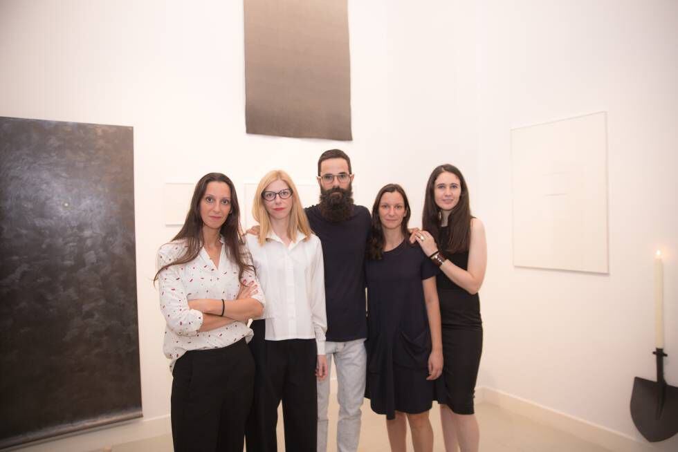 Las chicas de Twin Gallery junto a Tito Pérez Mora, uno de sus artistas.