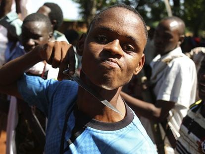 Un joven sujeta un machete en posición amenazante en República Centroafricana.