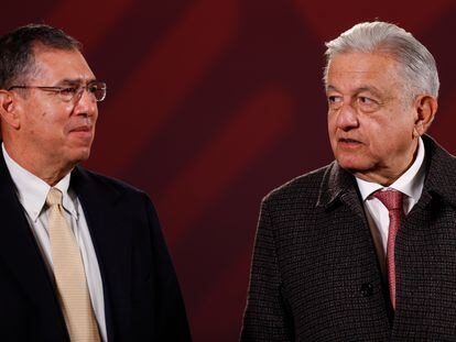 El nuevo subsecretario de Seguridad Ciudadana, Luis Rodríguez Bucio, y el presidente de México, Andrés Manuel López Obrador, durante la conferencia matutina de este lunes en Palacio Nacional.