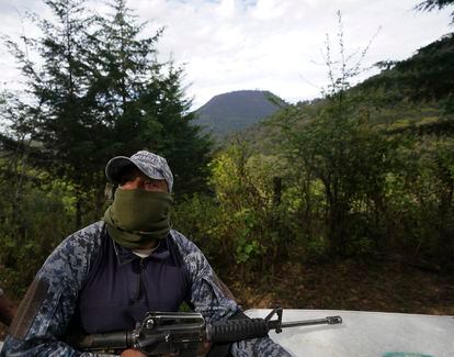 Un policía comunitario patrulla un bosque en busca de talamontes o plantaciones ilegales de aguacate, en Cherán (Michoacán), en enero de 2022.