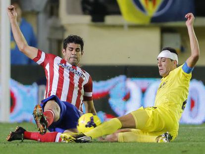 Diego Costa y Bruno luchan por el bal&oacute;n