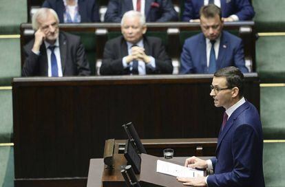 El primer ministro polaco Mateusz Morawiecki, en el parlamento. Al fondo, en el centro, Jaroslaw Kaczynski.