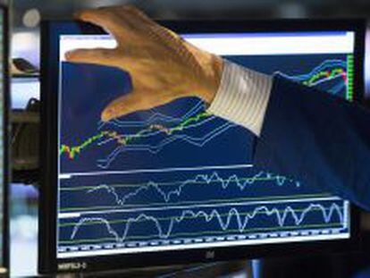Un trader indica a saber qu&eacute; en un monitor en el NYSE neoyorquino. 