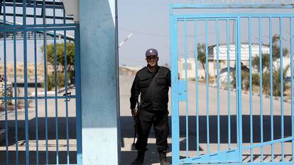 Un agente de seguridad de Hamás custodia el paso de Erez tras su cierre por las autoridades de Gaza.
