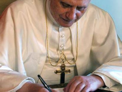 El papa Benedicto XVI firma documentos en su apartamento del Vaticano en su primer día como pontífice.