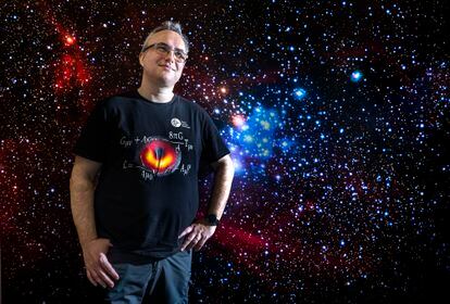 El astrónomo Iván Martí, de 41 años, pertenece a una de las primeras promociones del programa GenT. En la imagen, en el Observatorio Astronómico de la Universitat de València.