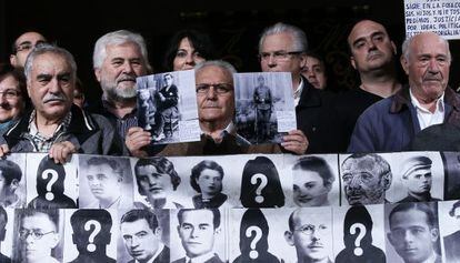 Baltasar Garzón acompaña a familiares de las víctimas en un acto para pedir que se investiguen los crímenes del franquismo.