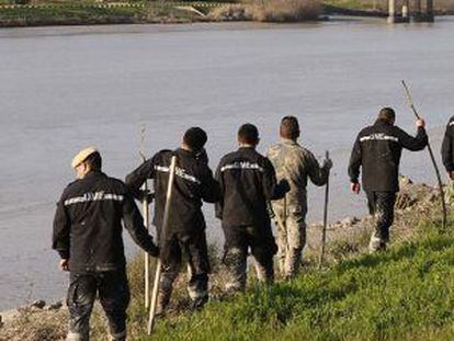 Un grupo de militares buscan a Marta en el Guadalquivir.