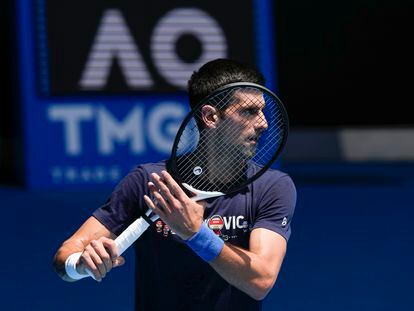 Novak Djokovic, durante un entrenamiento en la pista Rod Laver previo al inicio del Open de Australia.