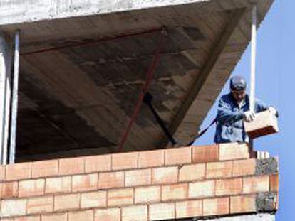 Un obrero trabaja en la construcci&oacute;n de una vivienda. 