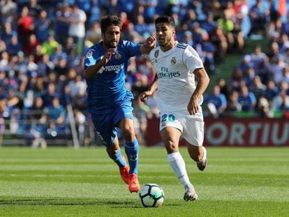 Asensio conduce la pelota ante Bergara.