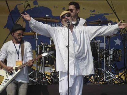 El cantante Miguel Bosé durante su actuación en el concierto 'Venezuela Aid Live'.